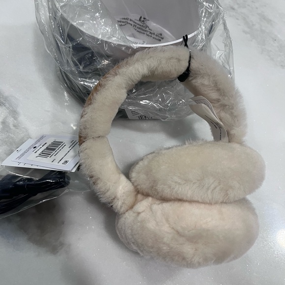 UGG sheepskin Bluetooth Ear Muffs - Picture 1 of 4
